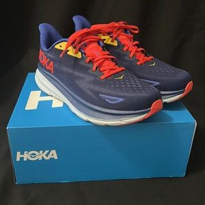 Men’s HOKA Clifton 9 in Excellent condition. Only worn twice. Size 11.5